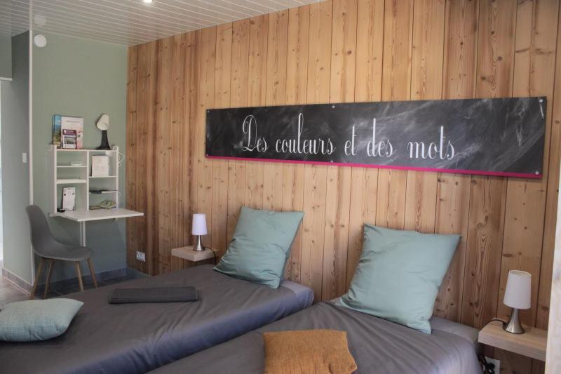 Chambres D'Hotes Des Couleurs Et Des Mots Villeneuve-de-Berg Kamer foto